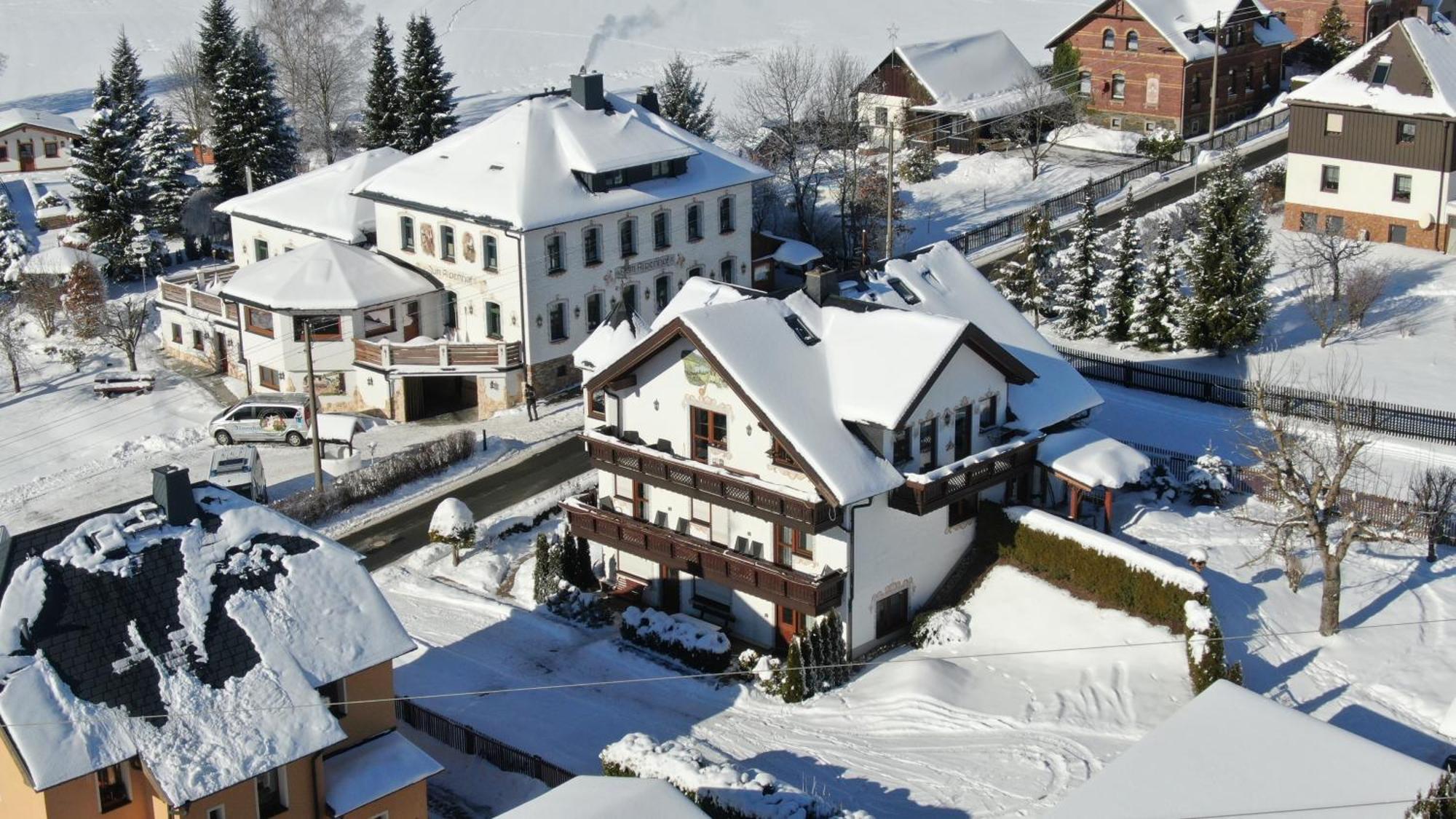 Hotel Alpenhof Markneukirchen エクステリア 写真